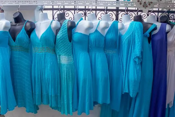 accesorios para combinar con vestido azul rey