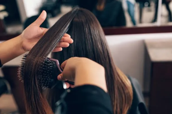 Encontrar el peinado perfecto para asistir a una boda como invitada puede ser complicado, pero con estas ideas fáciles y elegantes, estarás lista para brillar. Cada uno de estos peinados es ideal para distintas longitudes y texturas de cabello, y se pueden hacer rápidamente con pocos productos. Aquí te presentamos opciones sofisticadas que te harán lucir increíble. 1. Moño Bajo Despeinado El moño bajo es un peinado clásico y elegante que nunca pasa de moda. Para darle un toque moderno, puedes hacerlo un poco despeinado. Hazlo con una textura suave y algunos mechones sueltos alrededor del rostro. Este estilo es perfecto para una boda de día o de noche. Este peinado es fácil de lograr y, al ser más relajado, combina perfectamente con vestidos sencillos o con mucho detalle. Puedes añadir una peina decorativa o algunas horquillas brillantes para darle un toque extra de glamour. 2. Ondas Sueltas y Naturales Las ondas sueltas son un peinado glamuroso y sencillo para cualquier invitada. Puedes crear ondas suaves con una plancha o rizador y dejarlas caer naturalmente. Este estilo no solo es fácil de hacer, sino que también agrega volumen y movimiento a tu cabello. Si prefieres un look más pulido, puedes alisar los mechones o dejarlos ligeramente ondulados. Las ondas son perfectas para vestidos de cóctel o de gala, y puedes añadir un poco de gel para mantener el peinado intacto. 3. Semi-Recogido con Trenza de Lado El semi-recogido con trenza de lado es una opción perfecta para una boda. Con este estilo, podrás llevar el cabello parcialmente recogido, mientras que la trenza lateral le da un toque romántico. Es ideal para quienes tienen el cabello largo o medio. Este peinado es fácil de lograr y muy versátil. Puedes hacerlo más suelto o más firme, dependiendo de tu estilo personal. Para añadir un toque de elegancia, puedes decorar la trenza con pequeños detalles brillantes. 4. Recogido Bajo con Accesorios El recogido bajo es un peinado sofisticado que siempre es una excelente opción para bodas. Este estilo es perfecto para aquellos que buscan un look más formal. Puedes hacerlo más pulido o agregarle un toque bohemio con algunos accesorios como flores o brillantes. Es ideal para vestidos con escote o con la espalda al descubierto, ya que ayuda a resaltar la parte superior del vestido. Asegúrate de usar fijador para mantener el peinado intacto durante toda la celebración. 5. Coleta Alta Elegante La coleta alta es un peinado elegante y moderno que también es muy fácil de hacer. Solo necesitas recoger el cabello en la parte superior de la cabeza y asegurarlo con una liga. Este estilo es perfecto para un look minimalista y sofisticado. Puedes ocultar la liga con un mechón de cabello y darle un toque más elegante. Este peinado es ideal para bodas de día o de noche, especialmente si estás usando un vestido de fiesta sencillo y elegante. 6. Moño Elegante con Raya al Medio El moño elegante con raya al medio es una opción perfecta para las invitadas que buscan un look limpio y sofisticado. Recoge tu cabello en un moño bajo o alto y divídelo con una raya al medio para crear un acabado simétrico y ordenado. Este estilo es muy versátil y se adapta a casi cualquier tipo de vestido. Puedes añadir un toque de brillo con algunos accesorios discretos, como perlas o horquillas. 7. Trenza de Espiga con Cabello Suelto La trenza de espiga es un peinado delicado y elegante que, al combinarse con el cabello suelto, crea un look muy femenino. Puedes hacer una trenza de espiga en uno de los lados de tu cabeza y dejar el resto de tu cabello suelto para un toque relajado pero elegante. Este estilo es perfecto para bodas de día y es ideal si quieres un look sofisticado pero sin complicaciones. Puedes añadir un toque de glamour con un accesorio brillante o una diadema elegante. 8. Recogido con Flores Naturales Este peinado es ideal si quieres darle un toque natural y fresco a tu look de boda. Un recogido bajo o lateral con algunas flores naturales insertadas en el cabello le dará un aire romántico y bohemio. Es una opción perfecta para bodas al aire libre o de estilo vintage. Las flores añaden un detalle único a tu peinado, y puedes elegirlas según el tema o los colores de la boda. Para mantener el peinado intacto, usa un buen fijador. 9. Moño Alto con Cinta El moño alto es un peinado clásico que siempre luce elegante en cualquier boda. Añadir una cinta alrededor de la base del moño le da un toque romántico y sofisticado. Este estilo es ideal si buscas un look sencillo pero con un toque extra de glamour. Puedes optar por una cinta de satén o de tela suave, que se vea chic y elegante. Este peinado combina perfectamente con vestidos de fiesta o vestidos de noche. 10. Cabello Lacio con Brillo Si prefieres llevar el cabello suelto, opta por un look lacio y brillante. Este estilo es perfecto para quienes tienen el cabello lacio o preferirían no complicarse con rizos u ondas. Solo necesitas alisar el cabello y añadir un poco de sérum para darle un toque de brillo. Este peinado es sencillo pero elegante, y es perfecto para bodas de día. Además, puedes acompañarlo con una diadema o un clip decorativo para darle un toque de sofisticación. Conclusión Escoger el peinado adecuado para una boda como invitada es crucial para completar tu look. Los peinados fáciles y elegantes son perfectos para quienes buscan sofisticación sin complicarse demasiado. Con estas opciones, no solo lucirás increíble, sino que también estarás cómoda durante toda la celebración. Preguntas Frecuentes (FAQ) ¿Qué tipo de peinado es mejor para una boda de noche? Para bodas de noche, los peinados más elegantes como el moño bajo o el recogido con accesorios brillantes son perfectos. Estos estilos aportan sofisticación y se complementan bien con vestidos de noche. ¿Cómo puedo hacer que mi peinado dure toda la boda? Para que tu peinado dure más tiempo, usa un buen fijador y un poco de sérum para mantener el cabello suave y sin frizz. Además, asegúrate de elegir un peinado que se adapte a tu tipo de cabello y a las condiciones del evento. ¿Qué tipo de accesorios debo usar para un peinado de boda? Para un peinado de boda, puedes optar por accesorios elegantes como horquillas con perlas, cintas de satén, diademas brillantes o flores naturales. Elige accesorios que complementen tu vestido y el tema de la boda sin recargar el look. ¿Qué peinado es adecuado para una boda al aire libre? Los peinados más naturales, como las ondas suaves, los semi-recogidos con trenza o los moños bajos con flores naturales, son perfectos para bodas al aire libre, ya que dan un toque fresco y romántico.